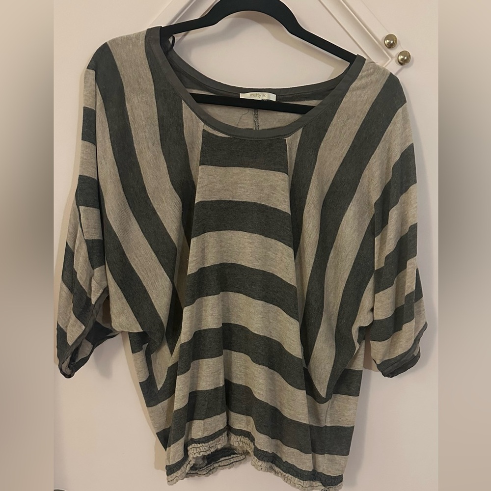 Gray/light gray butterfly fit blouse